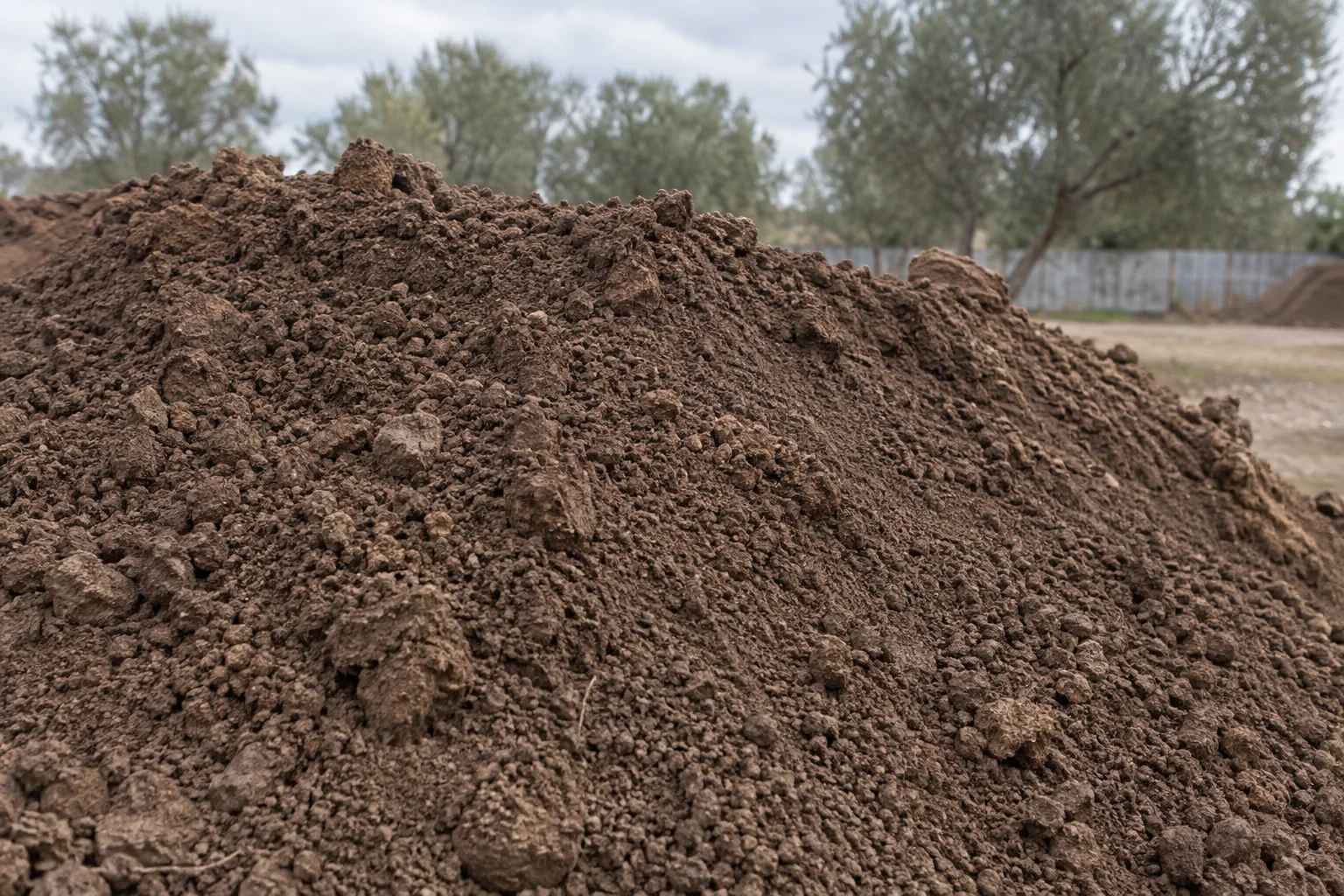 Açık alanda doğal dokulu bahçe toprağı yığını